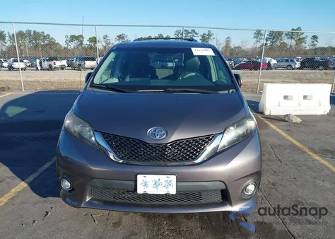 2013 Toyota Sienna Se 8 Passenger z USA, uszkodzony, nr VIN 5TDXK3DC0DS351704